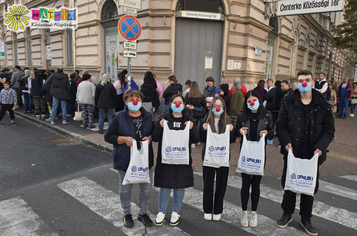 Cikkek / Bohócdoktorok segítették az élelmiszerosztást
