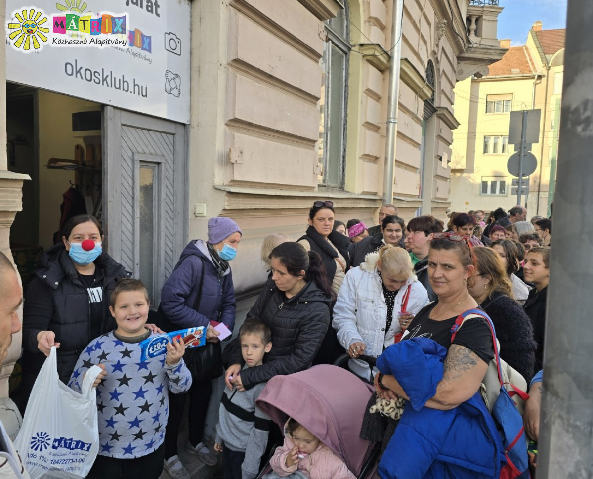 Bohócdoktorok segítették az élelmiszerosztást