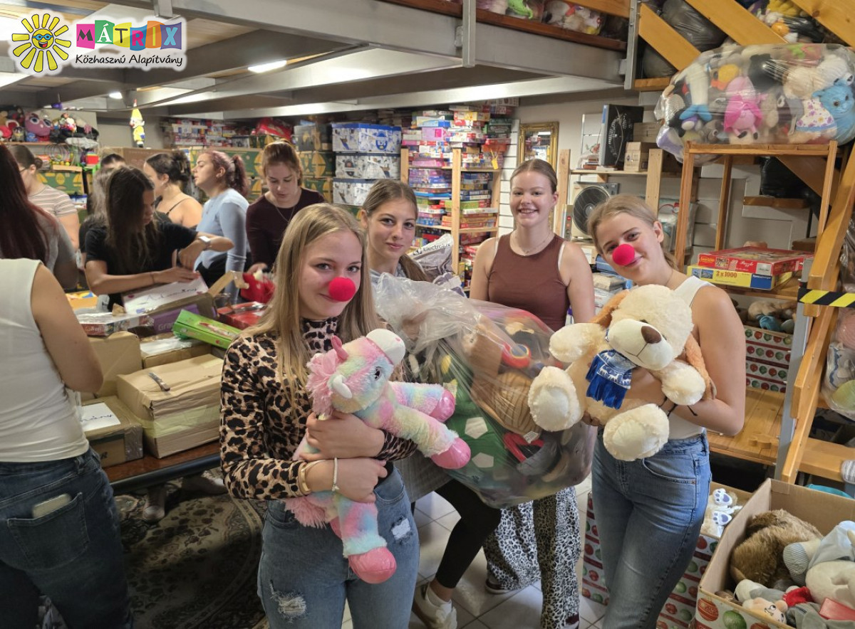 Cikkek / Bohócdoktor programokkal ismerkedtek az önkéntesek