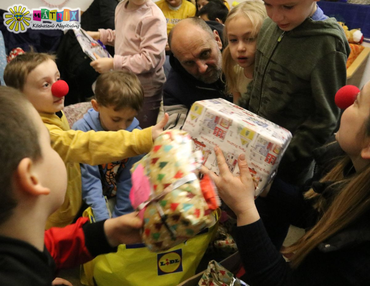 Cikkek / A Bohócdoktorok idén ötezer nehéz sorsú gyermek karácsonyát vidámították