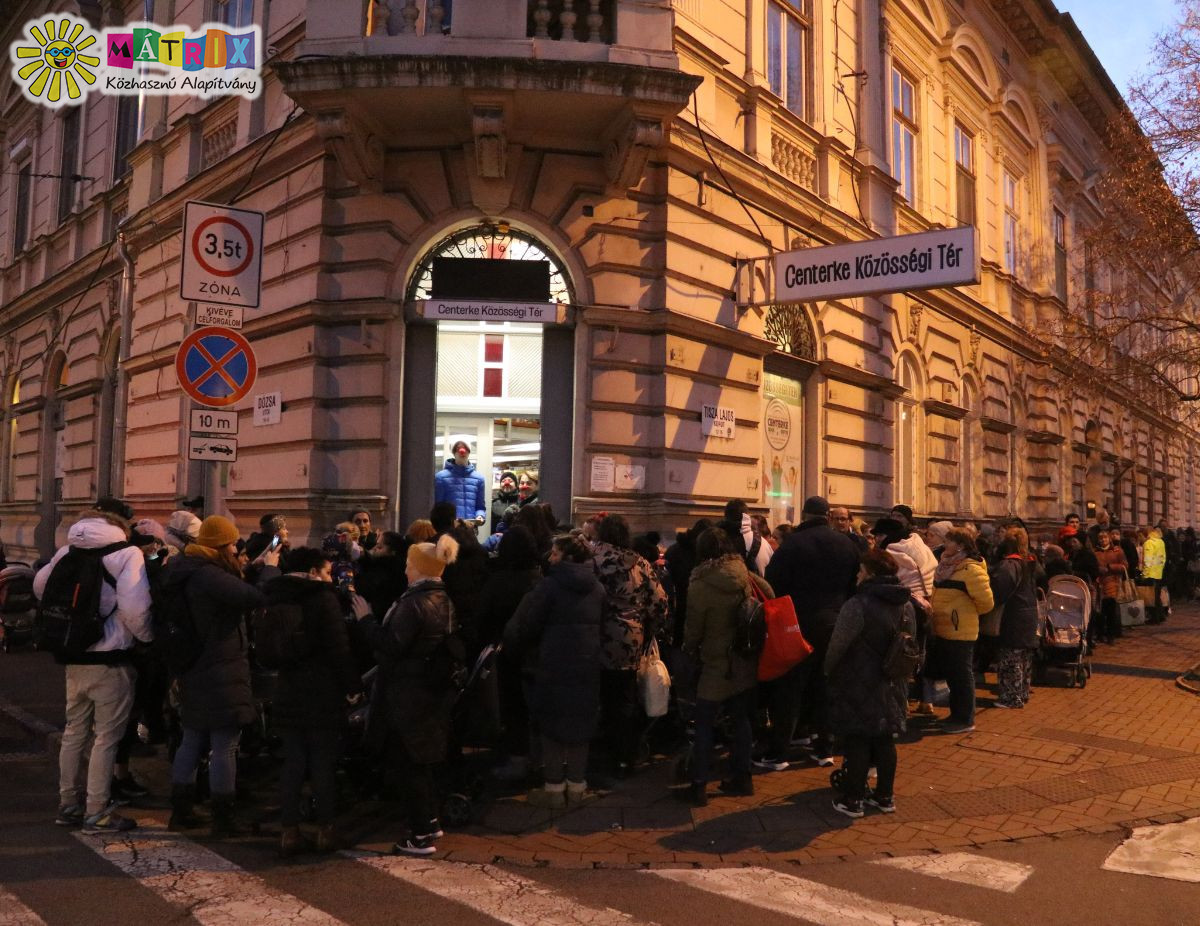 Cikkek / Bohócdoktorok nagyüzemben: Élelmiszer csomagot kapott 600 család