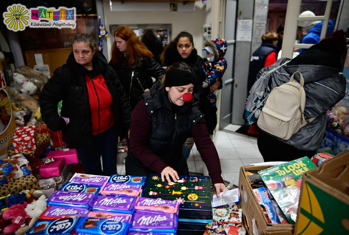 Élelmiszer csomagot kapott 600 család