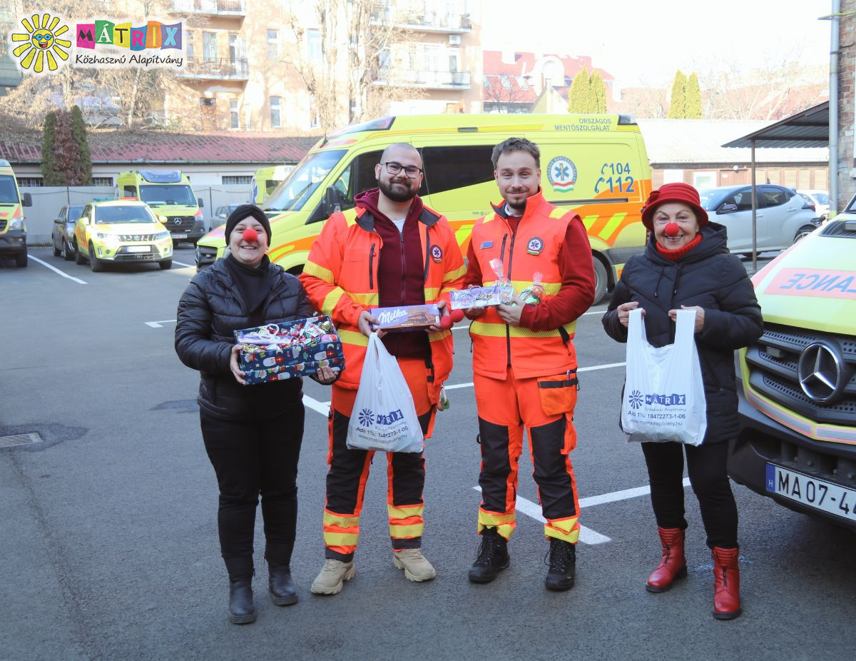 Cikkek / Bohócdoktorok vitték a Mentőknek a Szeretetcsokit
