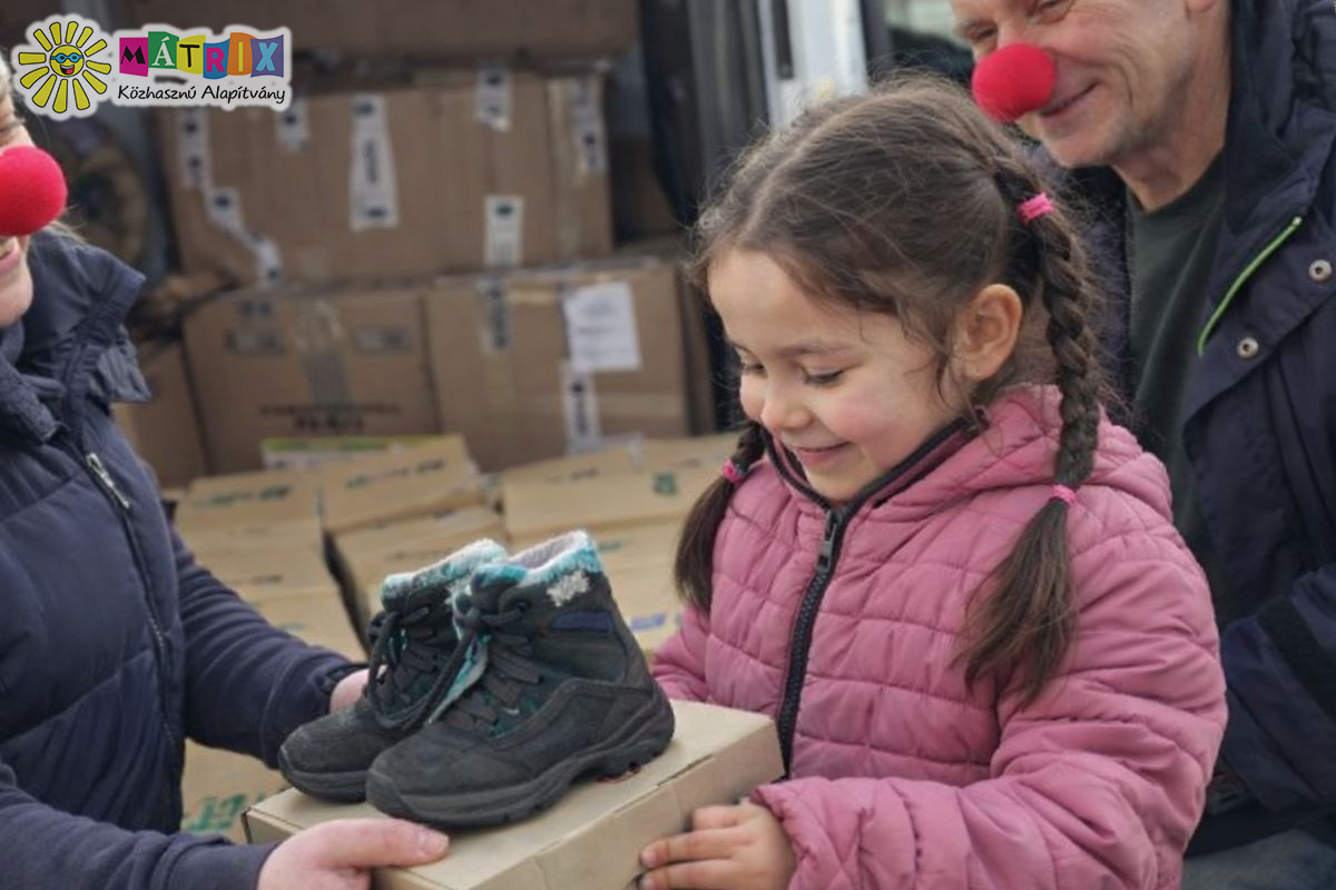 Cikkek / Bohócdoktoroktól 350 rászoruló gyermek kapott új téli - meleg cipőt