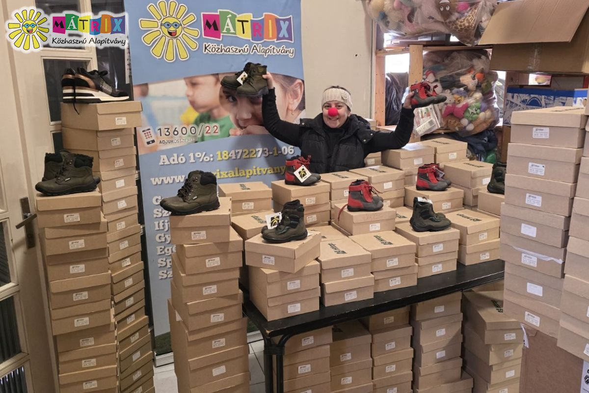 Bohócdoktoroktól 350 rászoruló gyermek kapott új téli - meleg cipőt