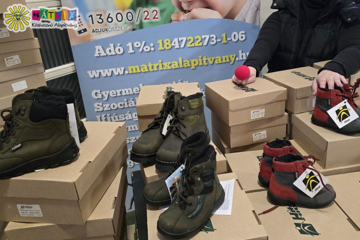 Bohócdoktoroktól 350 rászoruló gyermek kapott új téli - meleg cipőt