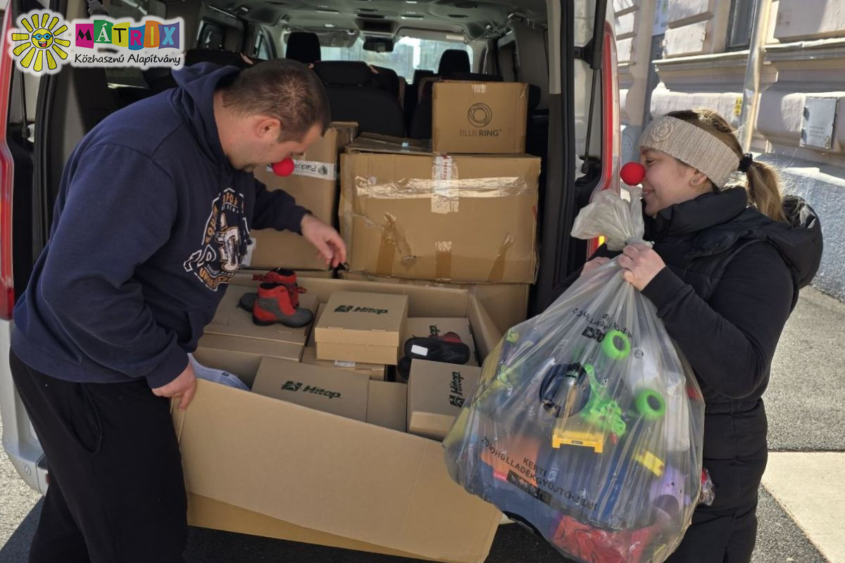Bohócdoktoroktól 350 rászoruló gyermek kapott új téli - meleg cipőt