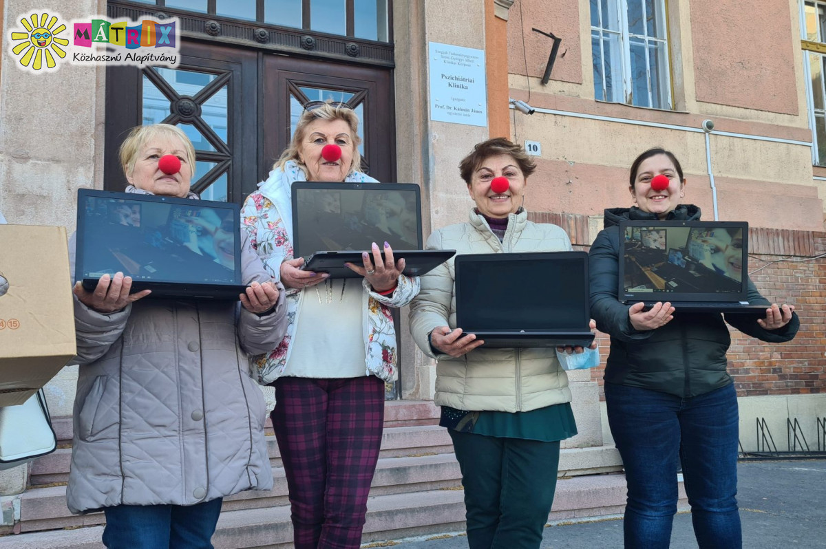 Bohócdoktorok számítógépekkel támogatták Szegeden a Pszichiátriai Klinikát