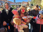 Karácsony: bohócdoktor támogatással gyermekek ezrei kaptak ajándékot