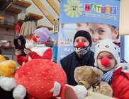 Bohócdoktorok: ötszáz kisgyermek kapott karácsonyra játékcsomagot