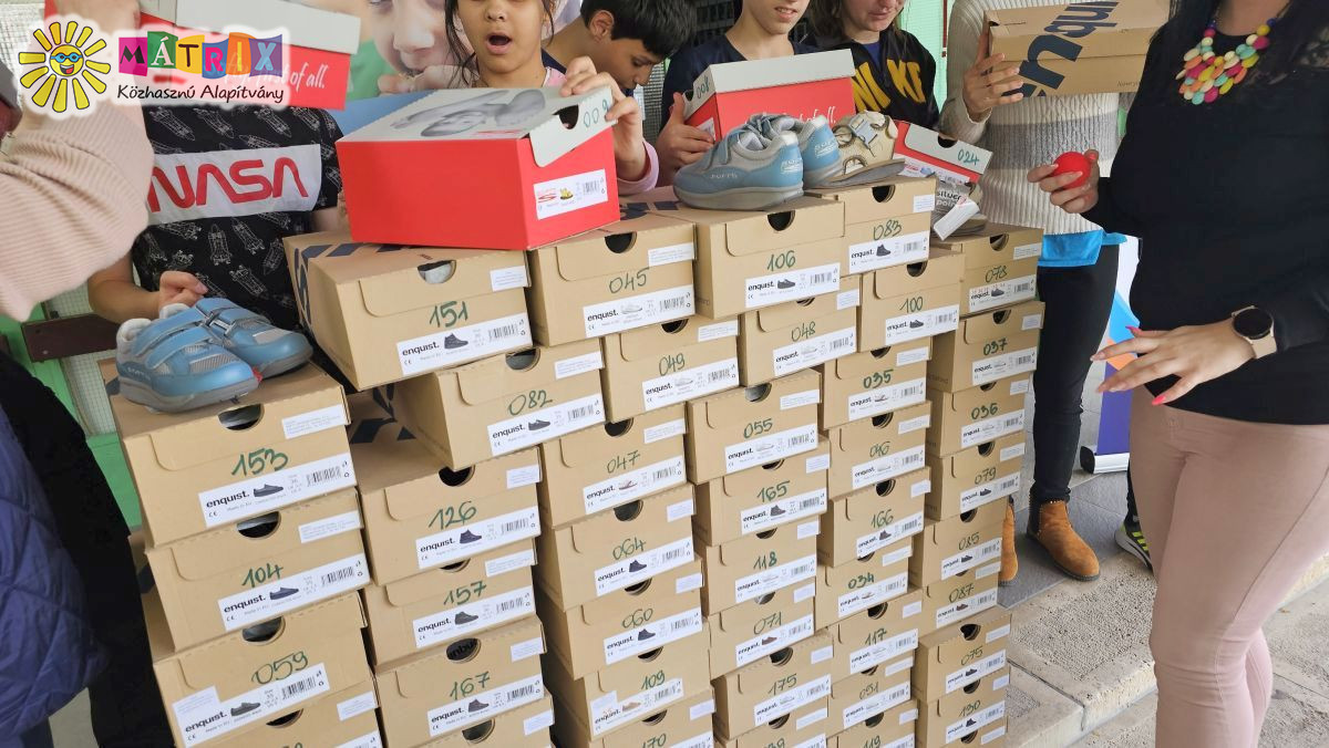 Gyerekek kaptak cipőket a bohócdoktoroktól