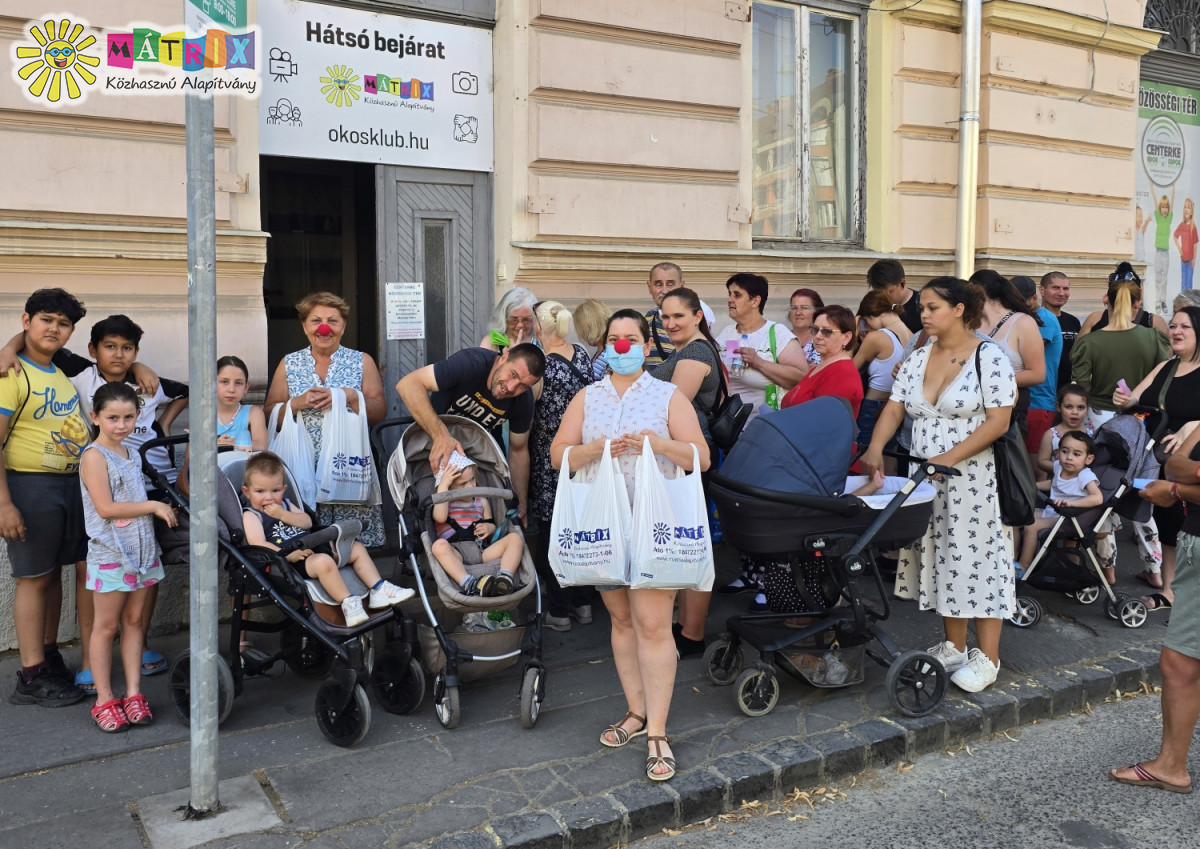 Családtámogatás, élelmiszercsomagok a bohócdoktoroktól