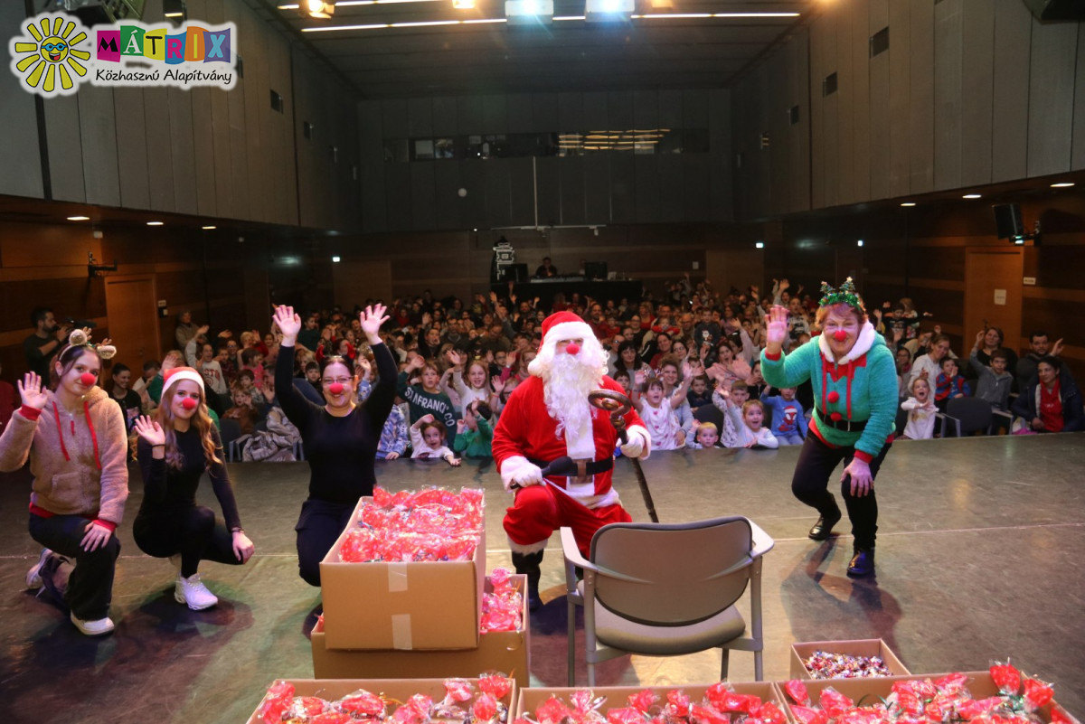 A Bohócdoktor Mikulás több ezer kisgyermeknek vitt örömöt