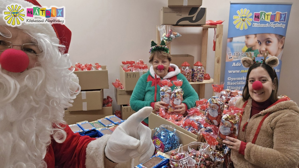 Galéria / Piros orros Mikulás viszi a finomságokat