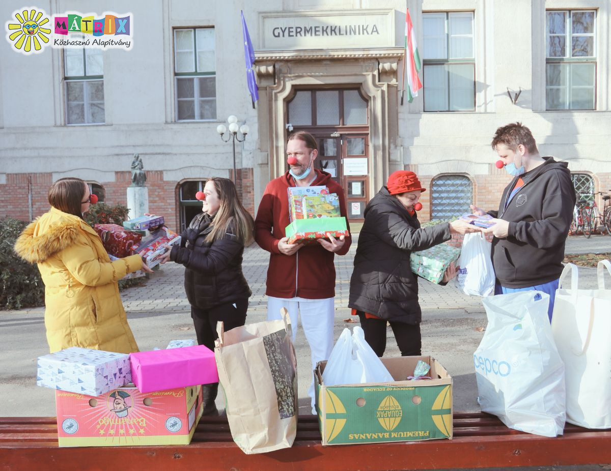 Bohócdoktorok ajándékokkal érkeztek