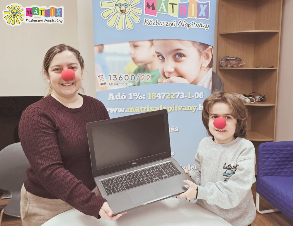 Galéria / Bohócdktoroktól kapta meg Mirkó a laptopot