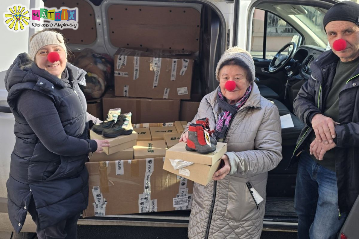 Galéria / Gyermekek támogatása - Bohócdoktor cipőosztás
